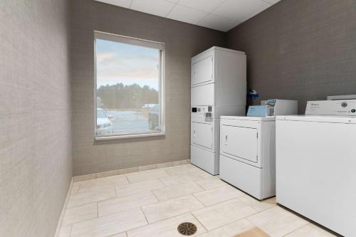 Η κουζίνα ή μικρή κουζίνα στο Tru By Hilton Greensboro Lake Oconee, Ga