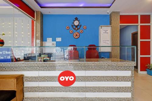 un negozio con un cartello rosso sulla finestra di OYO Flagship 81041 New Jebiis Inn a Kāhārpāra