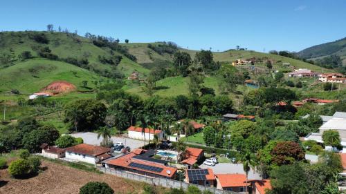 una vista aerea di un piccolo villaggio su una collina di Pousada Vale das Orquídeas a Socorro