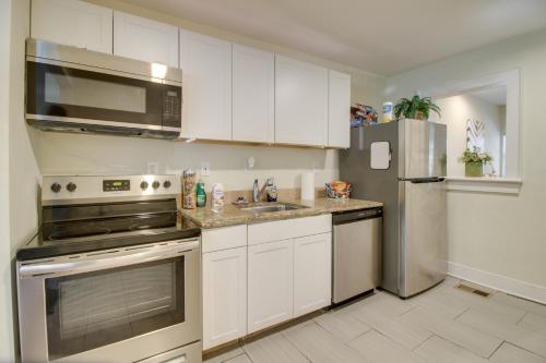 Fotografie z fotogalerie ubytování Dog-Friendly Shelby Home with Private Yard and Hot Tub v destinaci Shelby