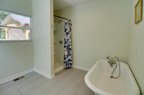 シェルビーにあるDog-Friendly Shelby Home with Private Yard and Hot Tubの浴槽とシャワー付きの白いバスルーム