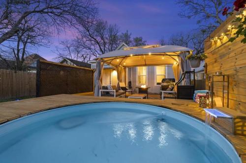 a swimming pool in a backyard with a gazebo at Cowboy Pool 2 mins 2 Silos & Cameron Park in Waco