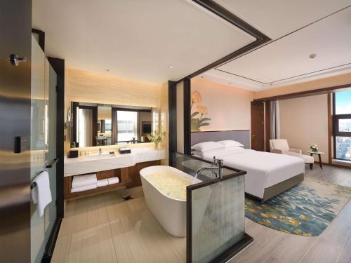 Katil atau katil-katil dalam bilik di Hilton Garden Inn Anshan