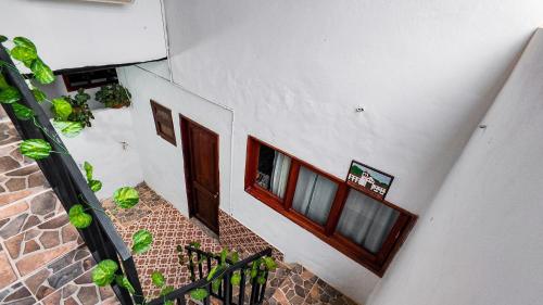 een uitzicht op een gebouw met twee deuren en planten bij APARTAHOTEL CASA DE ANGEl 4 in Villa de Leyva