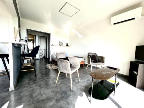 un salon avec des chaises et une table dans l'établissement Le Best View, Climatisé vue mer panoramique, Parking gratuit, WIFI, à Menton