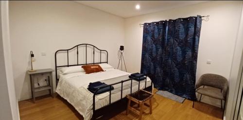 - une chambre avec un lit et une chaise dans l'établissement Quinta Sol II Sea, à Camacha