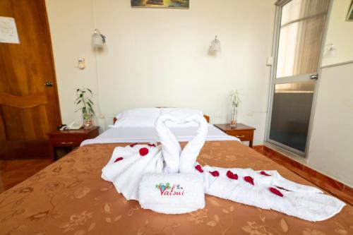 una habitación de hotel con 2 toallas en una cama en La Torre Valsai, en Puerto Maldonado