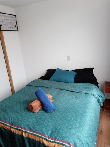 łóżko z dwoma pluszakami na górze w obiekcie El Refugio del Artista w mieście Santiago