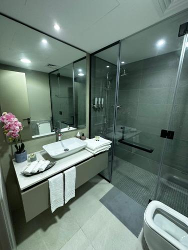 smilehomesdxb في دبي: حمام مع حوض ودش ومرحاض