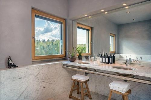 baño con lavabo y ventana grande en O:live Villa Firenze, en Lastra a Signa