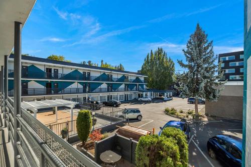 uma vista a partir de uma varanda de um edifício com estacionamento em Eastside Lodge em Portland