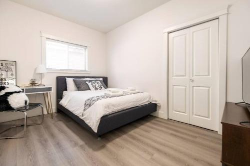 Si & Daniel Home Near YVR Airport & Skytrain Separate Entry Free Parkingにあるベッド