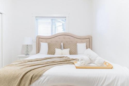 Si & Daniel Home Near YVR Airport & Skytrain Separate Entry Free Parkingにあるベッド