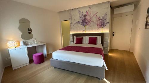 um quarto com uma cama grande e almofadas vermelhas em SAN LORENZO Luxury Boutique em Mantova