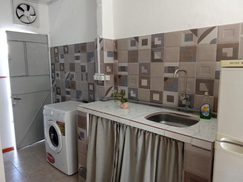 Kjøkken eller kjøkkenkrok på Apartamento amueblado en Carmelo con aire acondicionado