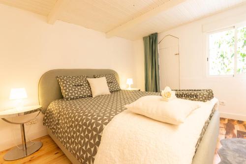 1 dormitorio con cama y ventana en Lodge Nature in quiet Montain - Private Jaccuzi and garden, Wifi - La Lézardière, en San Bartolomé