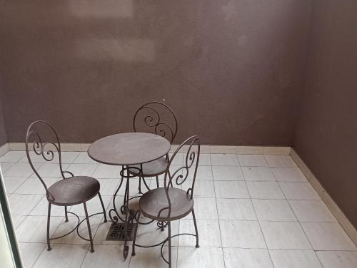 a table and four chairs in a room at TORRES DEL TUCUMAN II in San Miguel de Tucumán