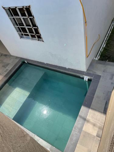 uma piscina no chão de uma casa em Casa SOL em Cobos