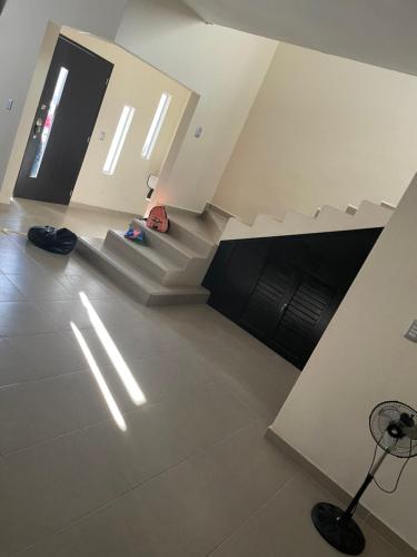 um quarto vazio com escadas e um saco vermelho no chão em Casa SOL em Cobos