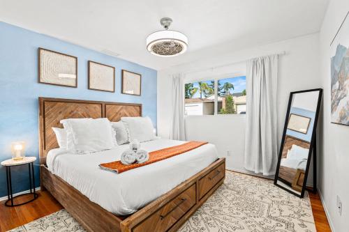 a bedroom with a large bed with a blue wall at South Park - Mountain Views - Central - Tranquil in San Diego