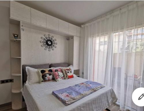 - une chambre avec un lit avec un chien sur les oreillers dans l'établissement Perle Maritime Studio 3 Proche mer wifi clim, à Cagnes-sur-Mer