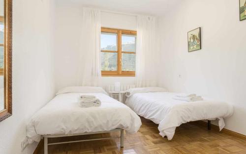 En eller flere senge i et værelse på Selva Blanca de Villanua