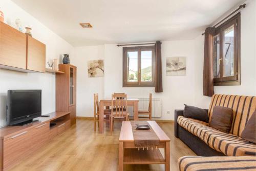 sala de estar con sofá y mesa en Apartamento Montañes Castiello de Jaca, en Castiello de Jaca