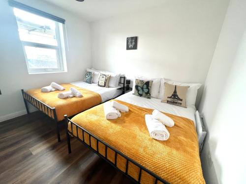 twee bedden in een kleine kamer met handdoeken erop bij Apartment - City Centre WV1 in Wolverhampton