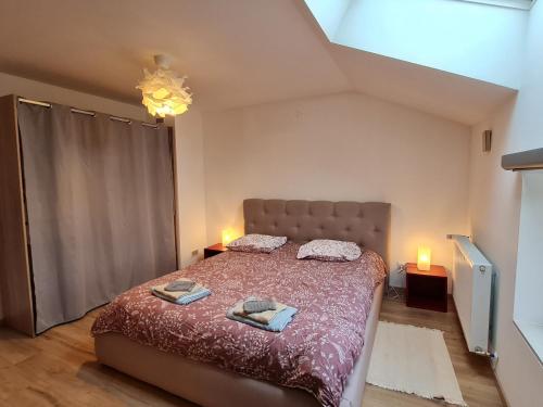 ein Schlafzimmer mit einem Bett mit zwei Handtüchern darauf in der Unterkunft Gîte Forges-sur-Meuse, 4 pièces, 6 personnes - FR-1-585-48 in Forges-sur-Meuse