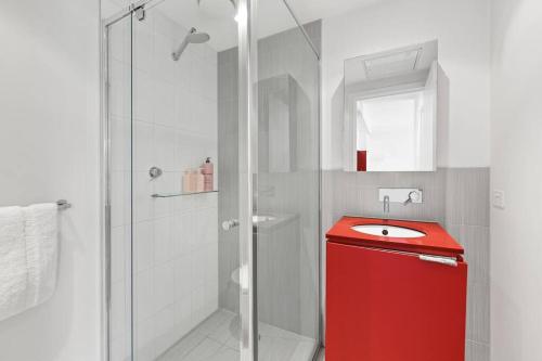 een badkamer met een rode wastafel en een douche bij 1BR APT Albert Lake& Crown& DFO& MEC in Melbourne
