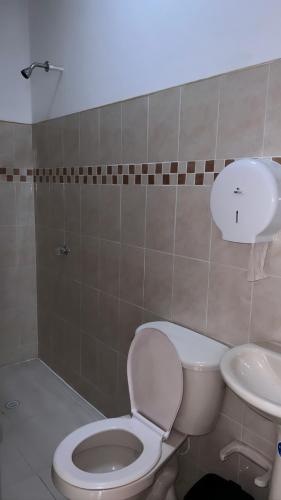 ein Bad mit einem WC und einem Waschbecken in der Unterkunft HOTEL BOUTIQUE CRISTOFF in Apartadó