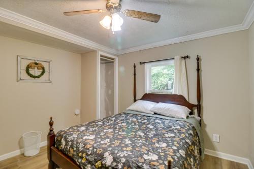 Schlafzimmer mit einem Bett und einem Deckenventilator in der Unterkunft Cozy Virginia Escape with Deck, Grill and Fire Pit! in Luray