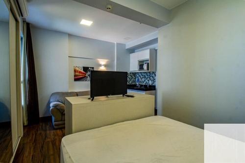 a room with a bed and a tv on a cabinet at S4 Hotel - Studio particular - Apt 620 - Águas Claras in Brasilia