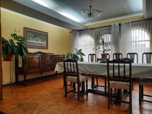 a dining room with a large table and chairs at Recidencia El Hogar in Cochabamba