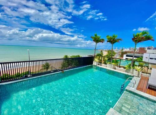 una piscina con vistas al océano en Arpoar Suítes Hotel Unidade 120 en João Pessoa