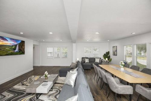 Μια τηλεόραση ή/και κέντρο ψυχαγωγίας στο NEW Luxury Spacious & 10 min Driving to Notre Dame!