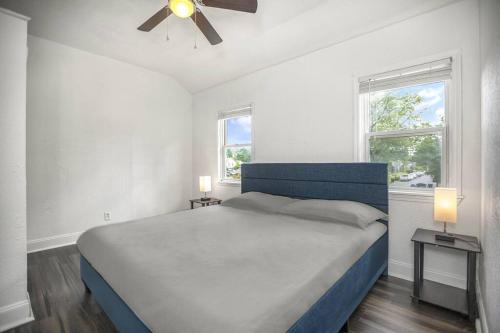 Ένα ή περισσότερα κρεβάτια σε δωμάτιο στο NEW Luxury Spacious & 10 min Driving to Notre Dame!