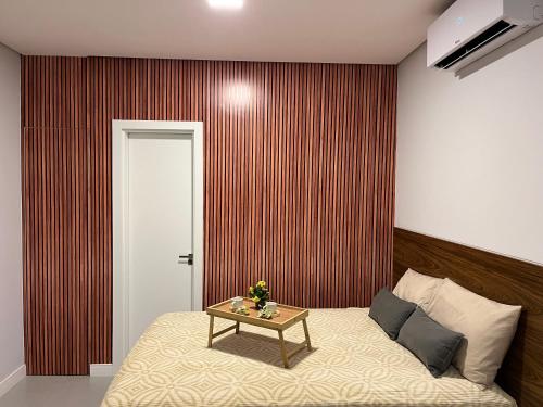 - une chambre avec un lit et une table dans l'établissement Ap Studio Praia Campeche, à Florianópolis