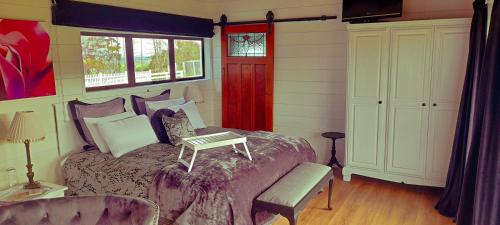 una camera da letto con un letto e un tavolo sopra di Wharfe Cottage a Wellsford
