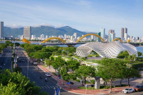 vistas a una ciudad con un puente y edificios en CENTRAL BOUTIQUE HOTEL, en Da Nang