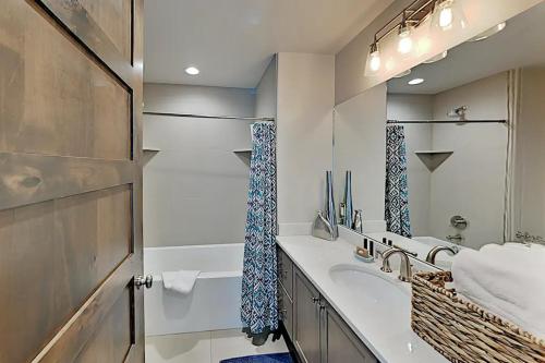 uma casa de banho com um lavatório e um espelho em Blackstone Condos by DC em Park City