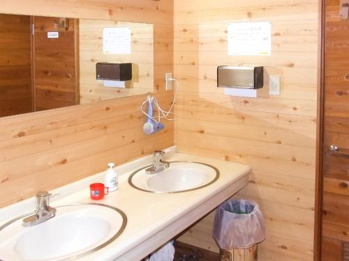 Baño con 2 lavabos y espejo en Minamitsuru-gun - Hotel / Vacation STAY 45545 en Yamanakako