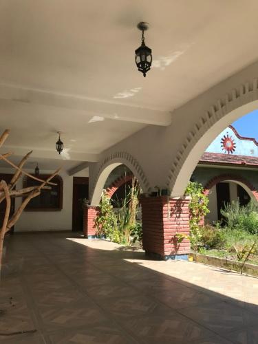 an empty building with an archway and a courtyard at Alojamiento en una tranquila casa rural 