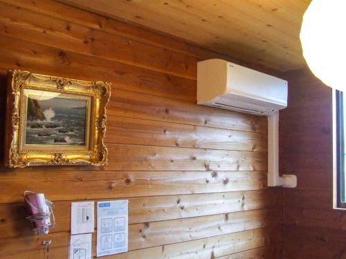 drewniana ściana z lustrem i zdjęciem w obiekcie Minamitsuru-gun - Hotel / Vacation STAY 45535 w mieście Yamanakako