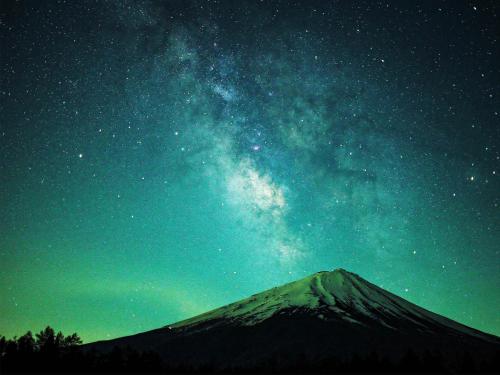 a night sky with a mountain and the milky way at Minamitsuru-gun - Hotel / Vacation STAY 45535 in Yamanakako