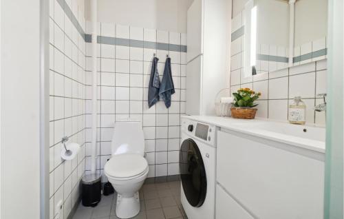 Baño blanco con aseo y lavamanos en Stunning Apartment In Gudhjem With Wifi, en Gudhjem