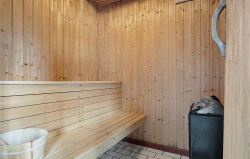 drewniana sauna z koszem na śmieci w obiekcie Lovely Home In Glesborg With Indoor Swimming Pool w mieście Bønnerup
