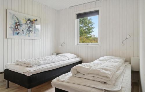 2 camas en una habitación blanca con ventana en Lovely Home In Glesborg With Indoor Swimming Pool, en Bønnerup
