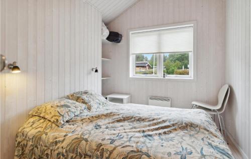 1 dormitorio con cama y ventana en Lovely Home In Slagelse With Kitchen, en Slagelse