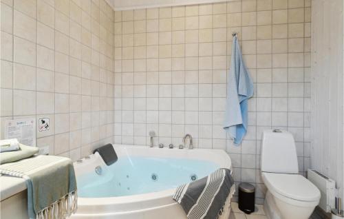 baño blanco con bañera y aseo en Lovely Home In Slagelse With Kitchen, en Slagelse